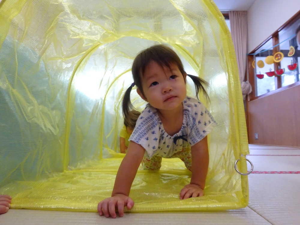 トンネルで遊ぶ子ども (4)