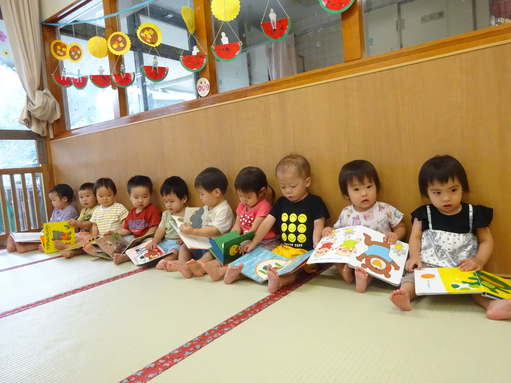 絵本を見る子ども