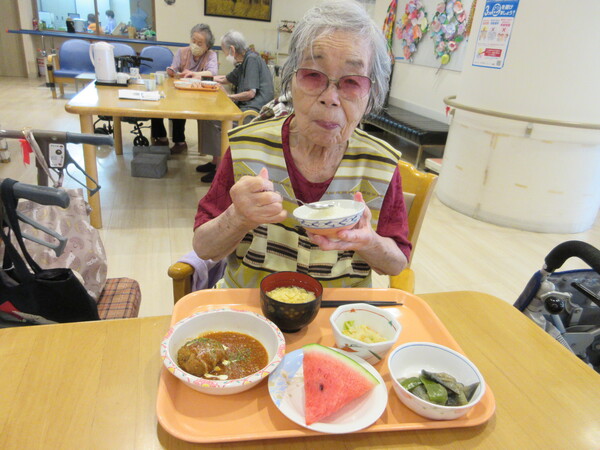 選んだメニューを食べています