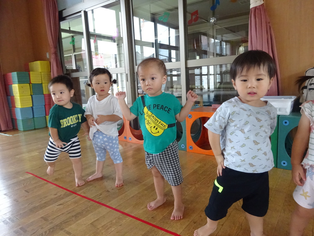 かけっこをする子ども (1)