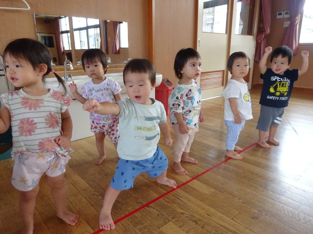 かけっこをする子ども (2)