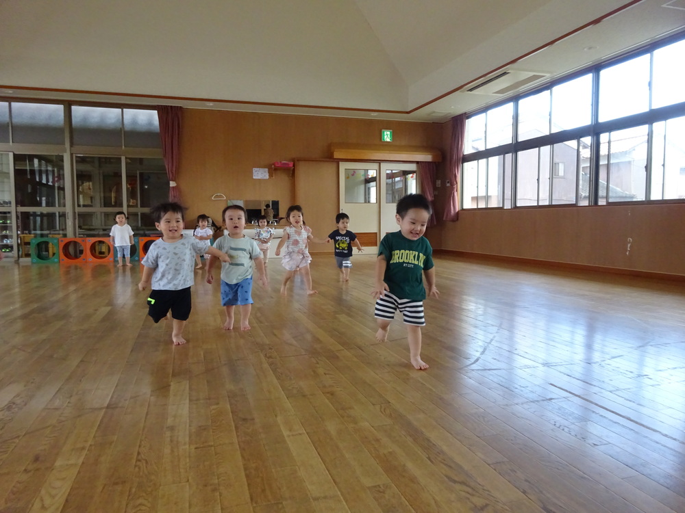 かけっこをする子ども (3)