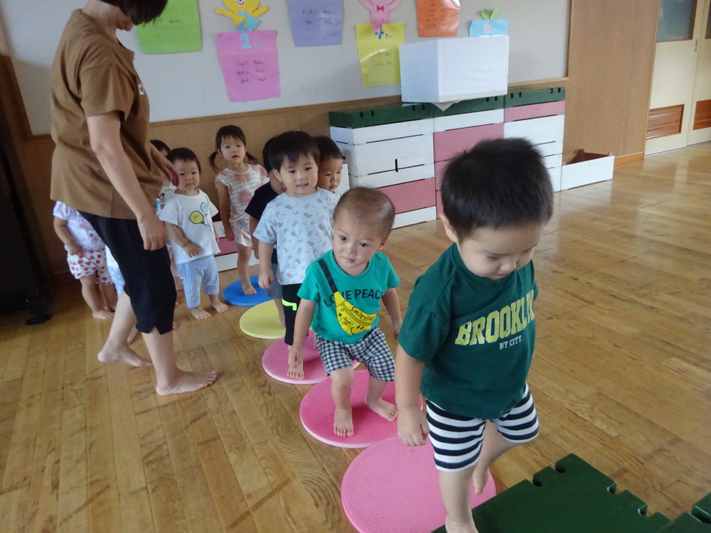 すべり台で遊ぶ子ども (1)