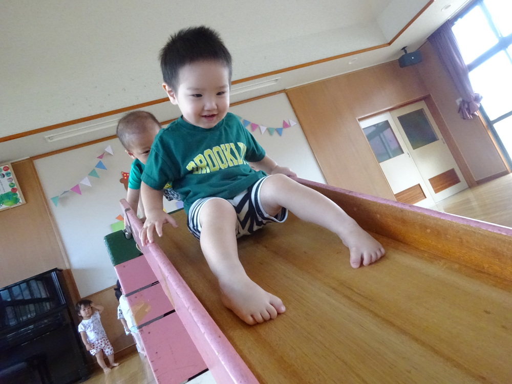 すべり台で遊ぶ子ども (2)