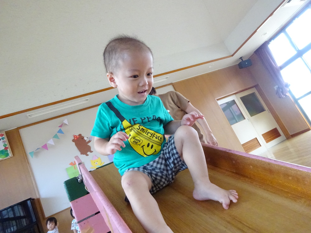 すべり台で遊ぶ子ども (3)