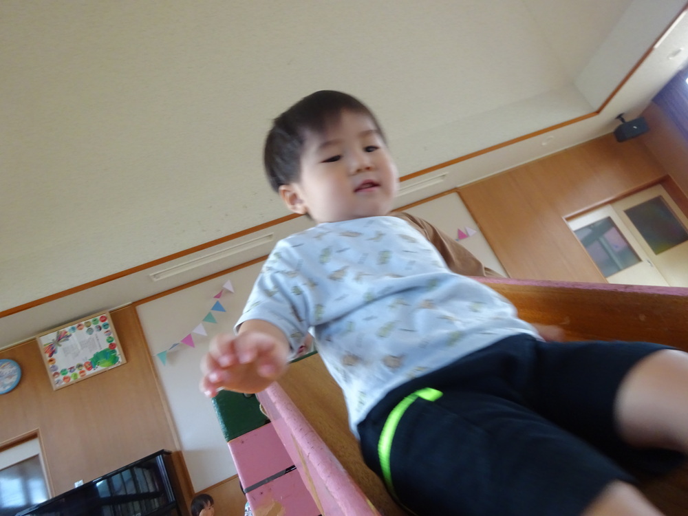 すべり台で遊ぶ子ども (4)