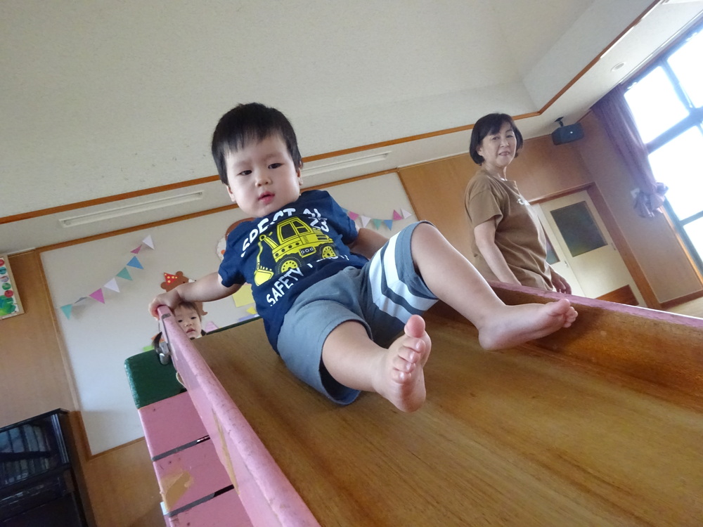 すべり台で遊ぶ子ども (5)