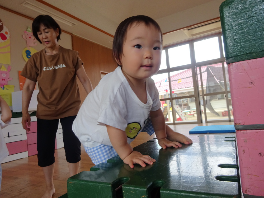 すべり台で遊ぶ子ども (7)