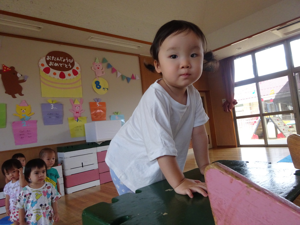 すべり台で遊ぶ子ども (8)