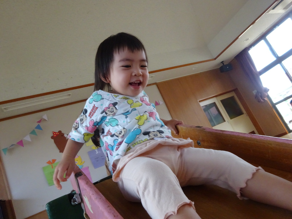 すべり台で遊ぶ子ども (9)