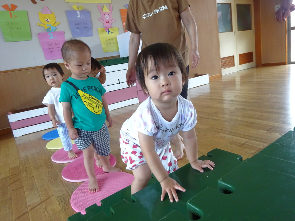 すべり台で遊ぶ子ども (10)