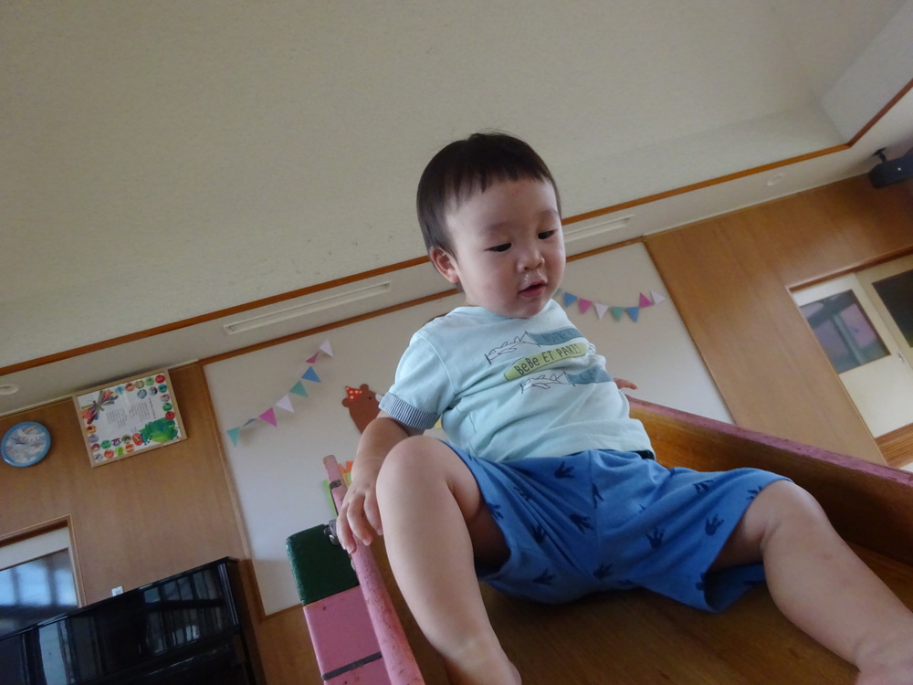 すべり台で遊ぶ子ども (11)
