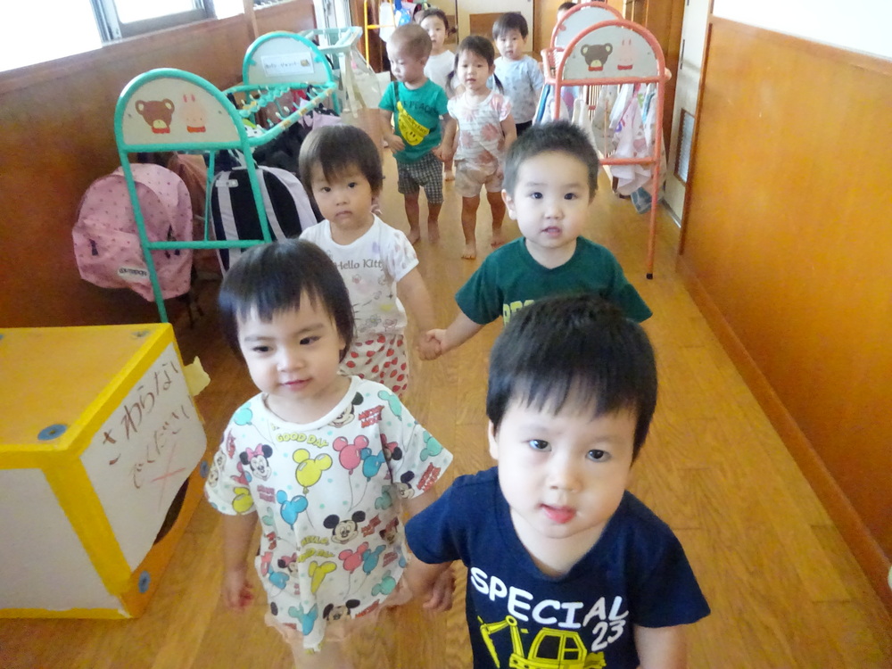 手を繋ぐ子ども (1)