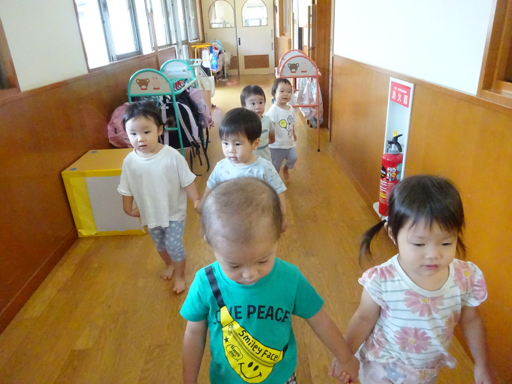 手を繋ぐ子ども (2)