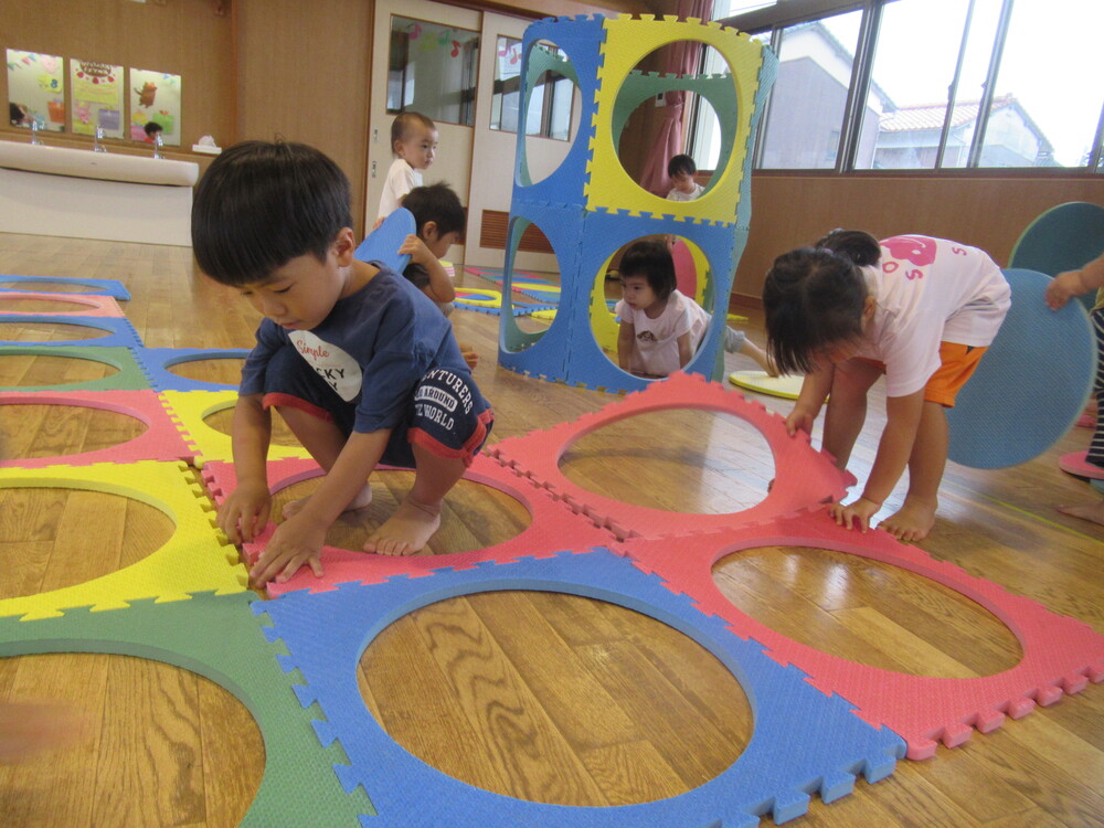 遊戯室で遊ぶ子ども (5)