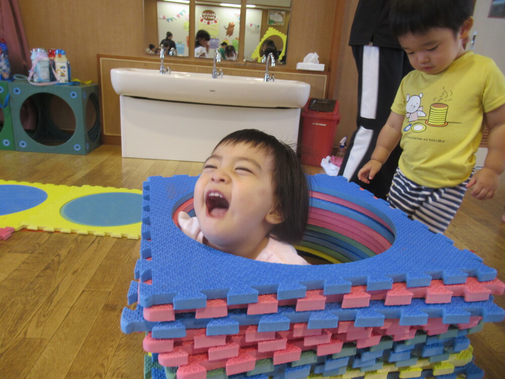 遊戯室で遊ぶ子ども