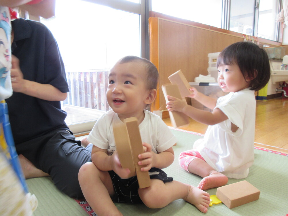 ソフトブロックで遊ぶ様子