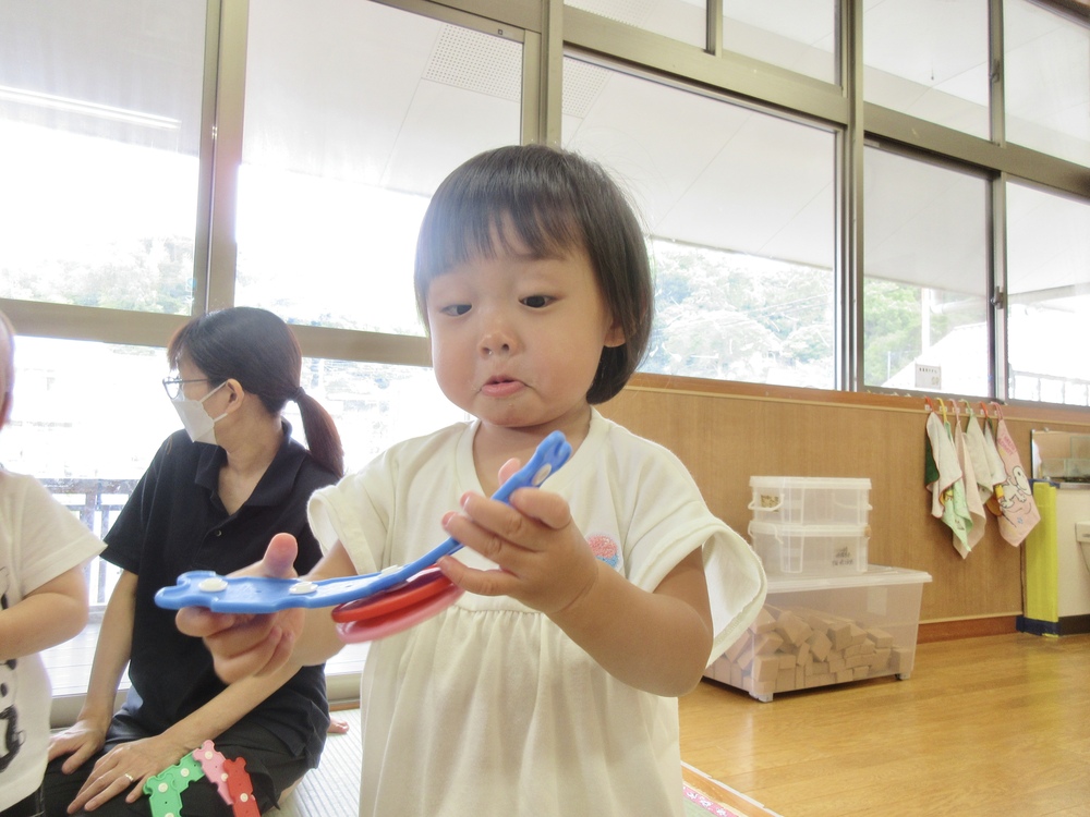ホックブロックで遊ぶ様子