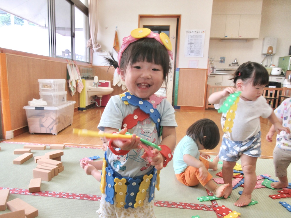 ホックブロックで遊ぶ様子