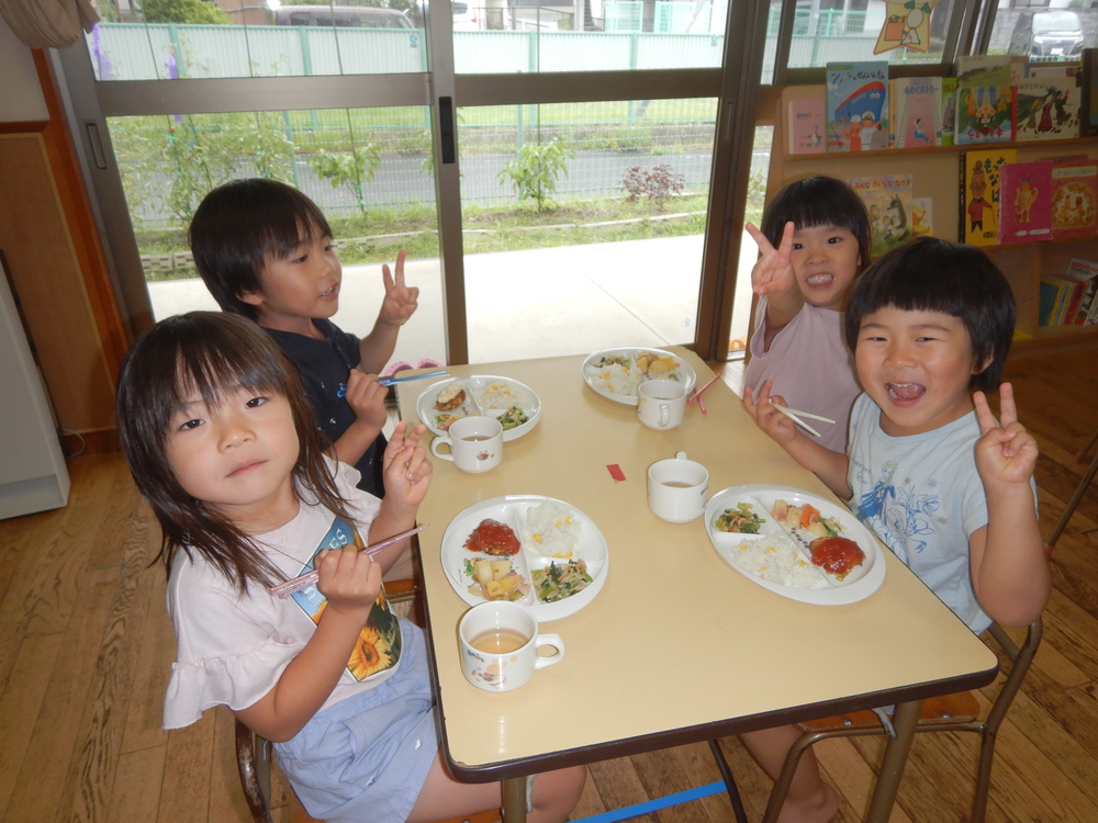 給食を食べる様子