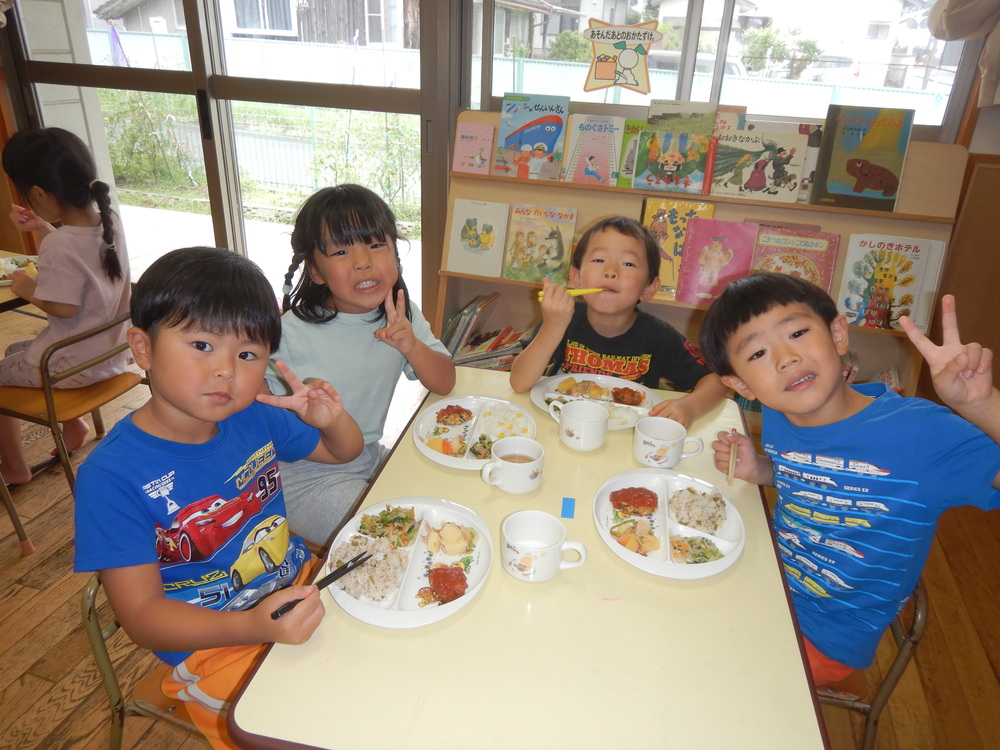 給食を食べる様子