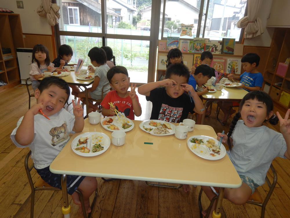 給食を食べる様子