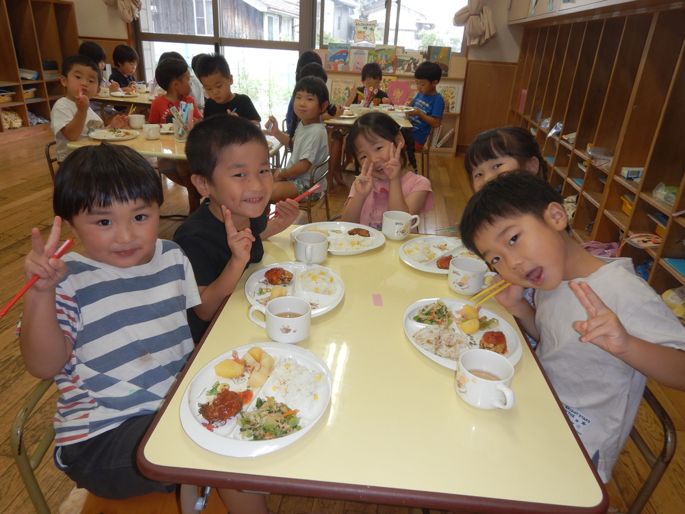 給食を食べる様子