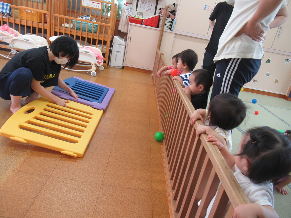 ベビーゲートを組み立てている様子