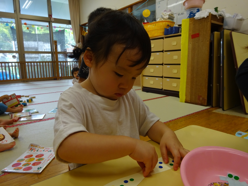 シール貼りをしている子ども (1)