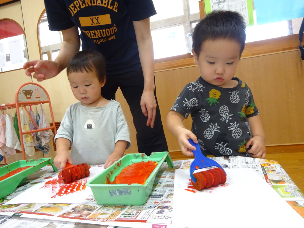 ローラーで色を塗っている子どもたち (2)