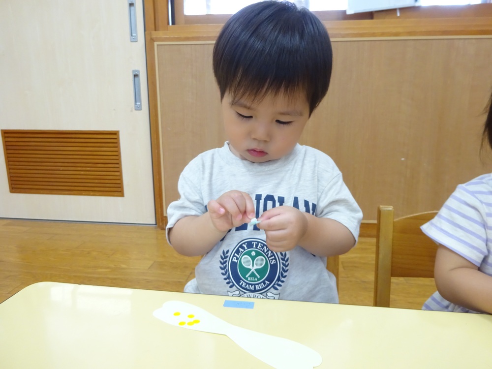 シール貼りをしている子ども (3)