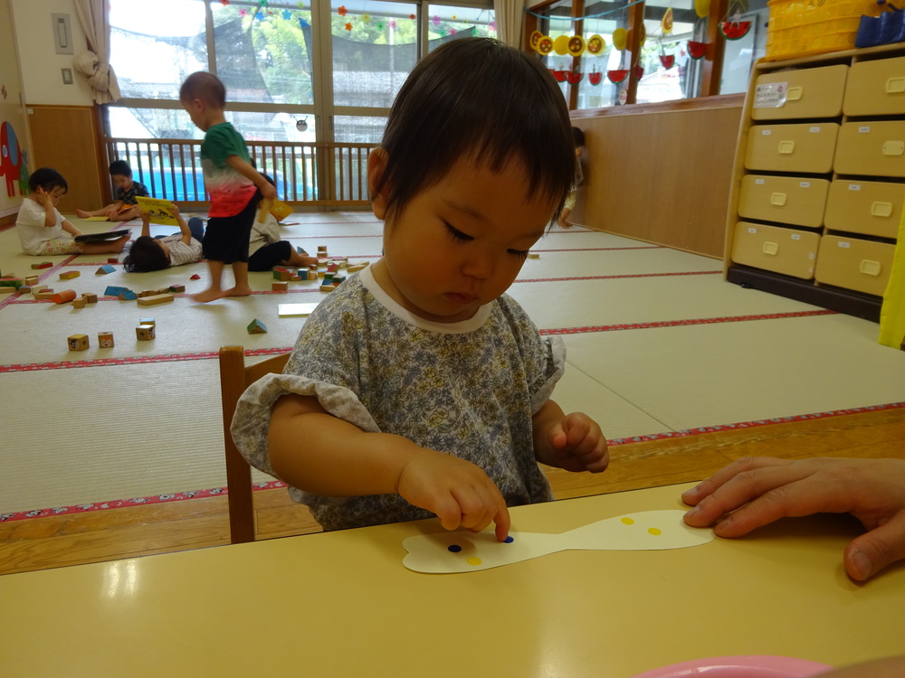 シール貼りをしている子ども