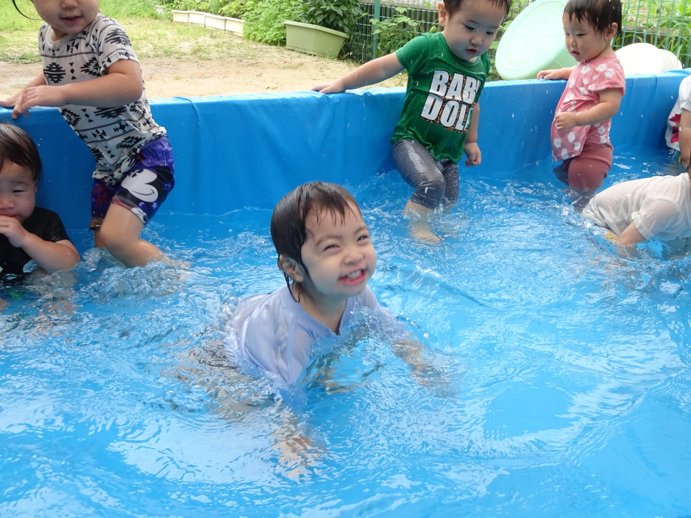 プール遊びを楽しむ子ども (1)