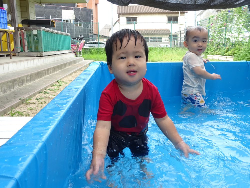 プール遊びを楽しむ子ども (2)