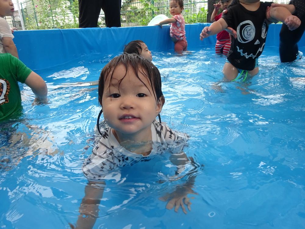 プール遊びを楽しむ子ども (3)