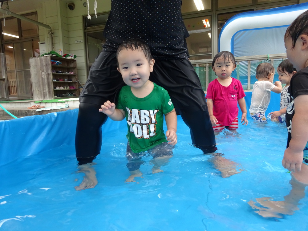 プール遊びを楽しむ子ども (6)