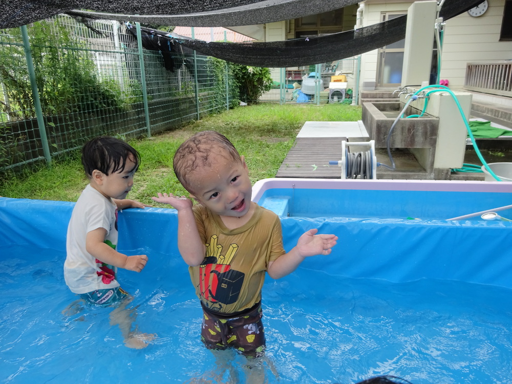 プール遊びを楽しむ子ども (7)