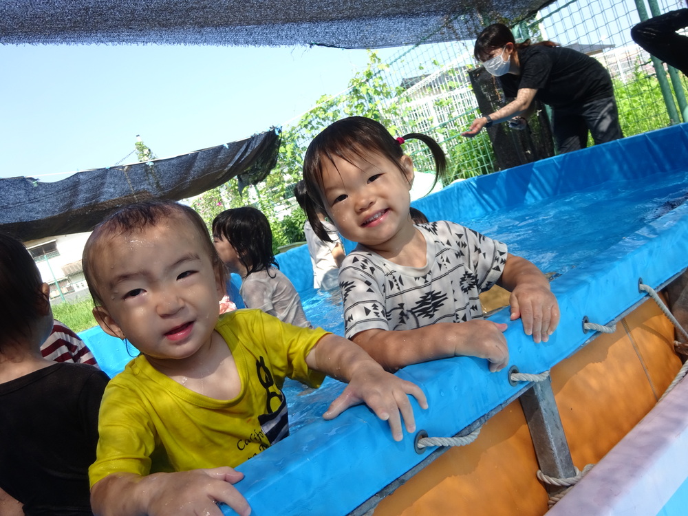 プール遊びをしている子ども (2)