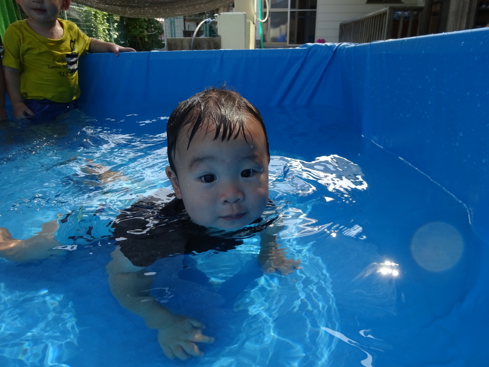 プール遊びをしている子ども (3)
