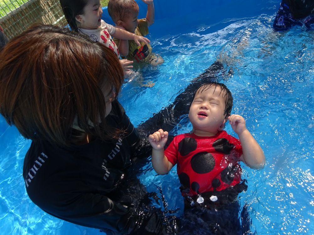 プール遊びをしている子ども (4)