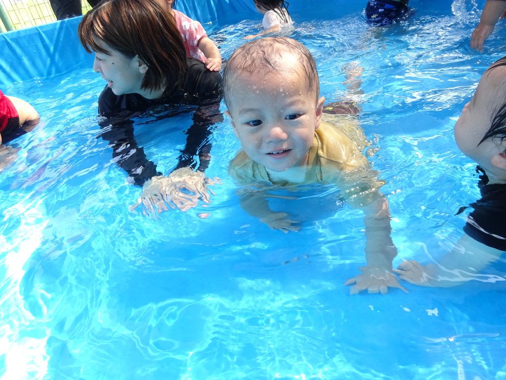 プール遊びをしている子ども (5)