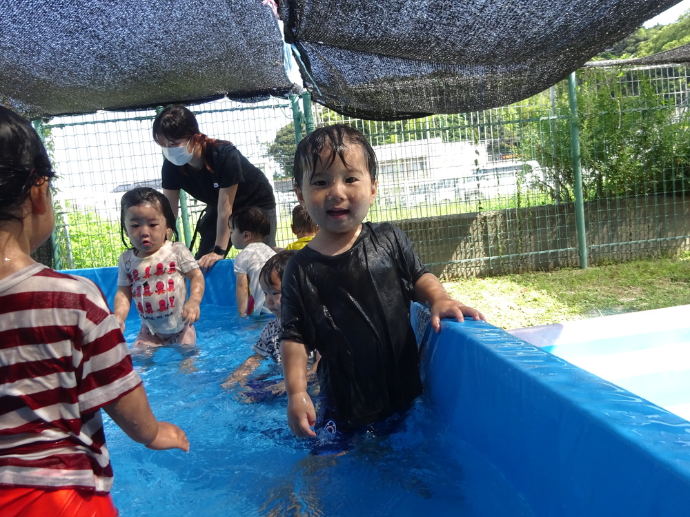 プール遊びをしている子ども (6)