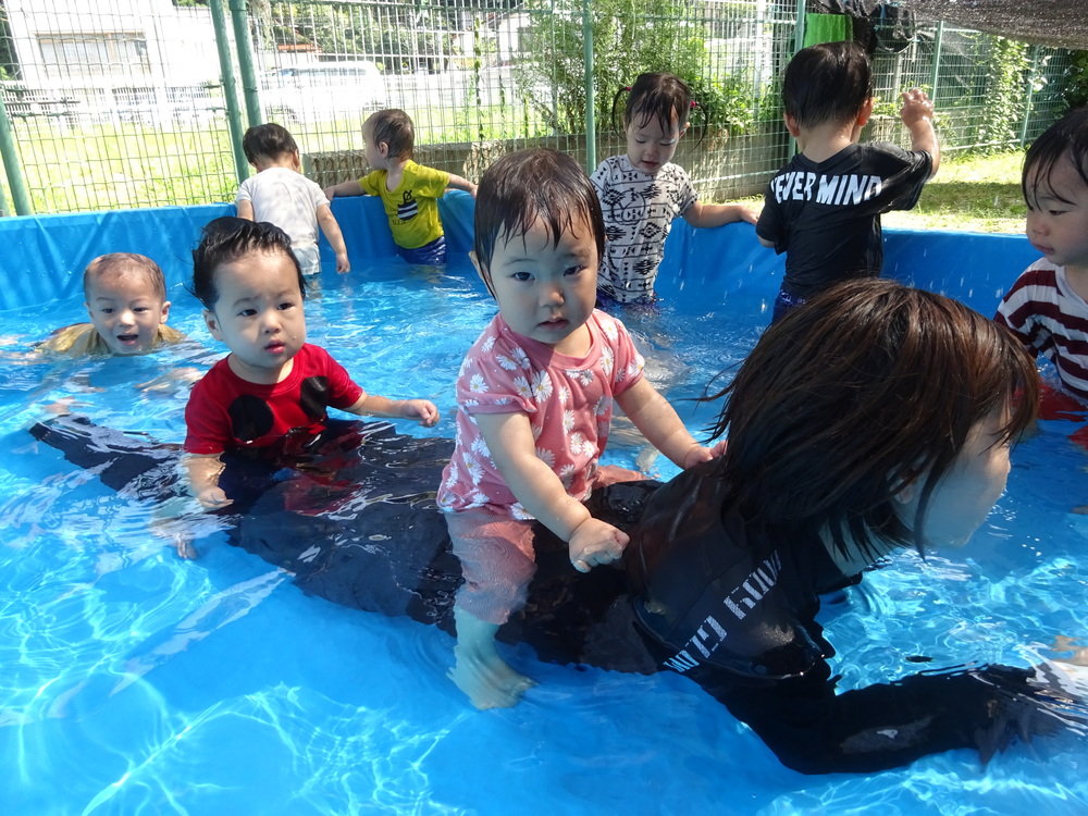 プール遊びをしている子ども (7)