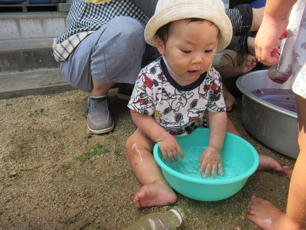 水を触って楽しんでいる様子