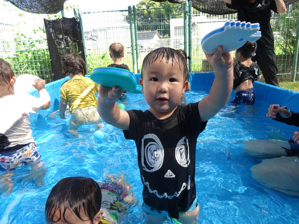 プール遊びをしている子ども