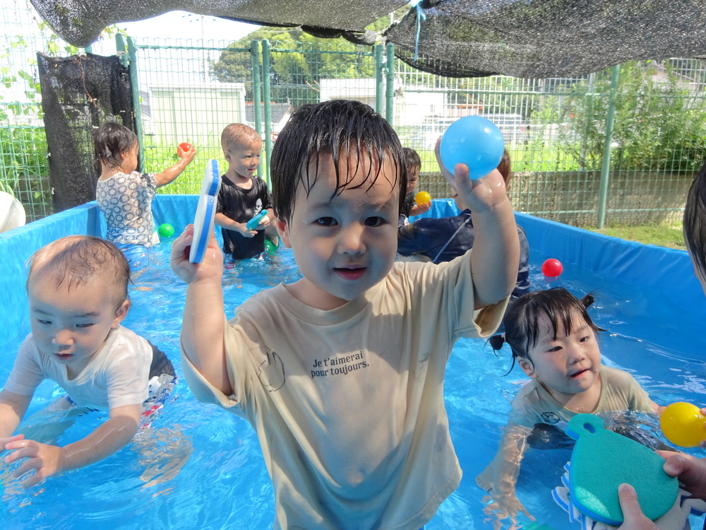 プール遊びをしている子ども
