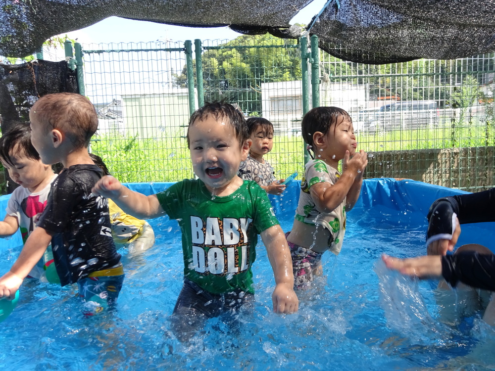 プール遊びをしている子ども