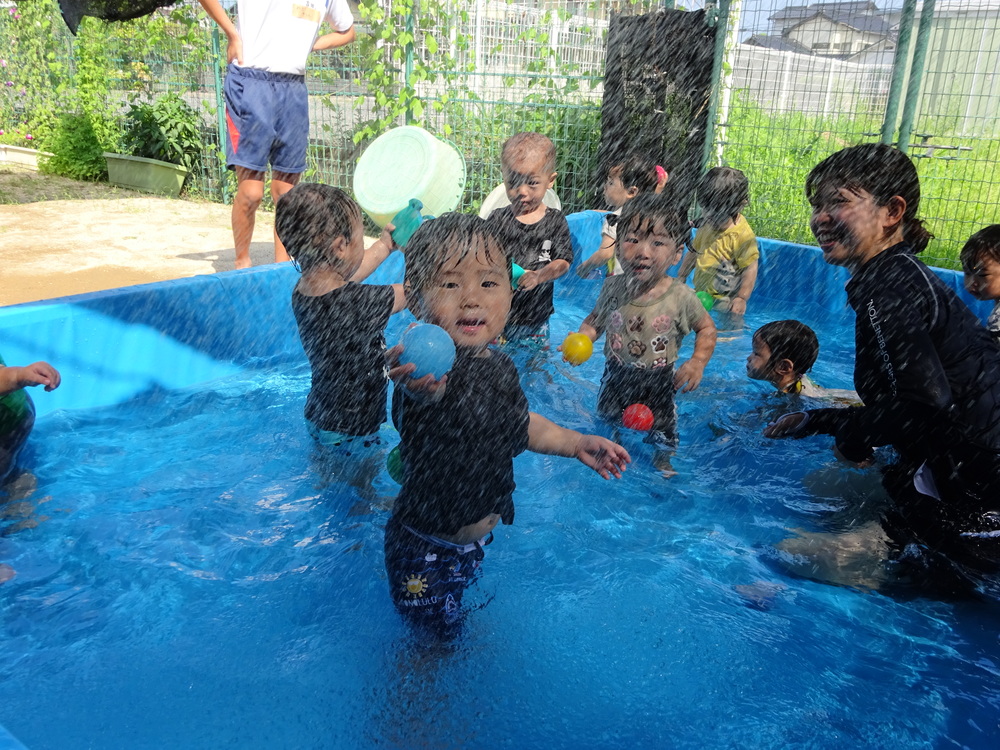 プール遊びをしている子ども