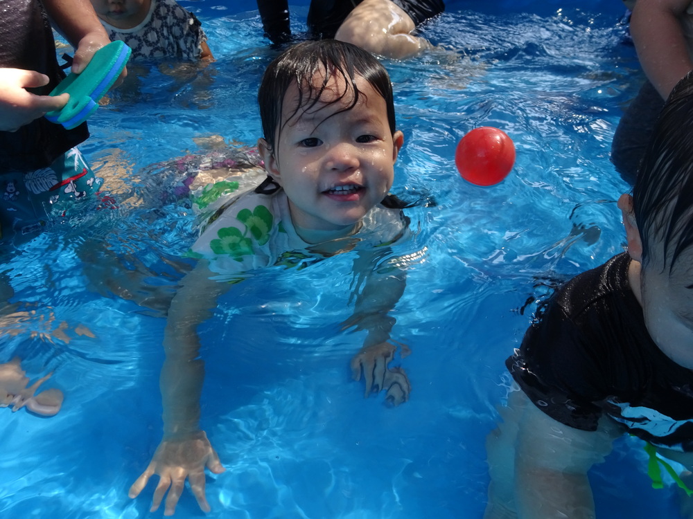 プール遊びをしている子ども