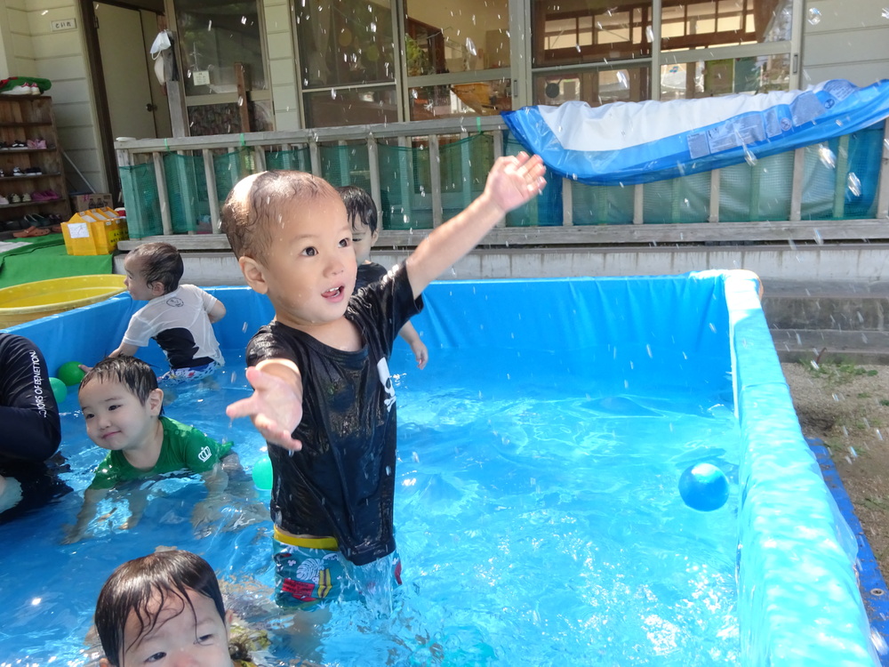 プール遊びをしている子ども